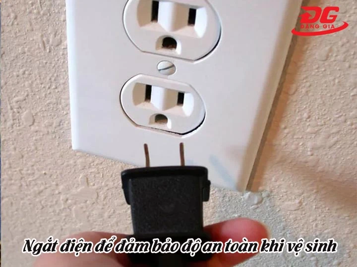 ngắt điện trước khi vệ sinh máy