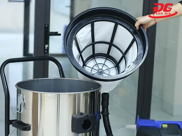 Dọn sạch rác, vệ sinh khoang chứa