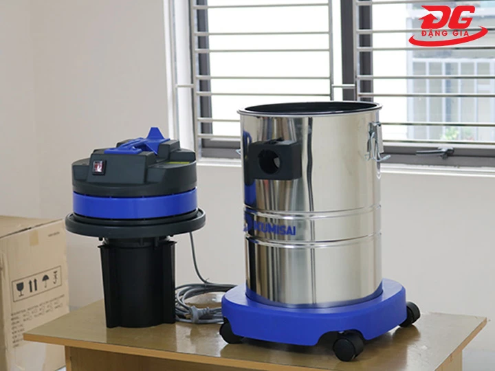 làm sạch máy hút bụi công nghiệp bằng cách làm sạch thùng chứa bụi