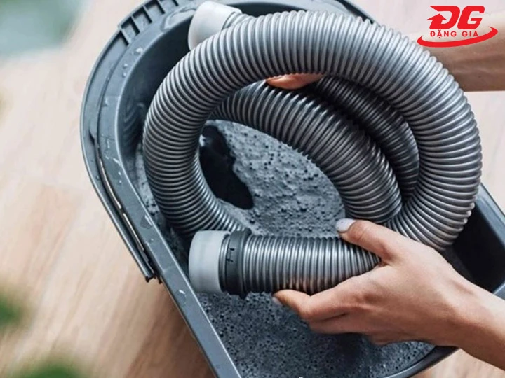 làm sạch máy hút bụi công nghiệp bằng cách Lau chùi các phụ kiện đi kèm