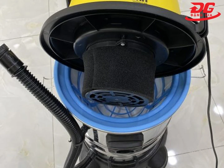 làm sạch máy hút bụi công nghiệp bằng cách vệ sinh đầu máy hút bụi