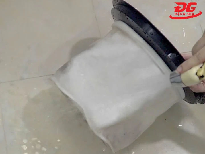 làm sạch máy hút bụi công nghiệp bằng cách Vệ sinh túi lọc bụi