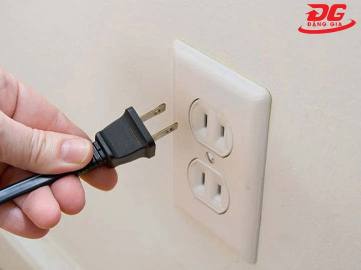 trước khi làm sạch máy hút bụi công nghiệp cần rút nguồn điện