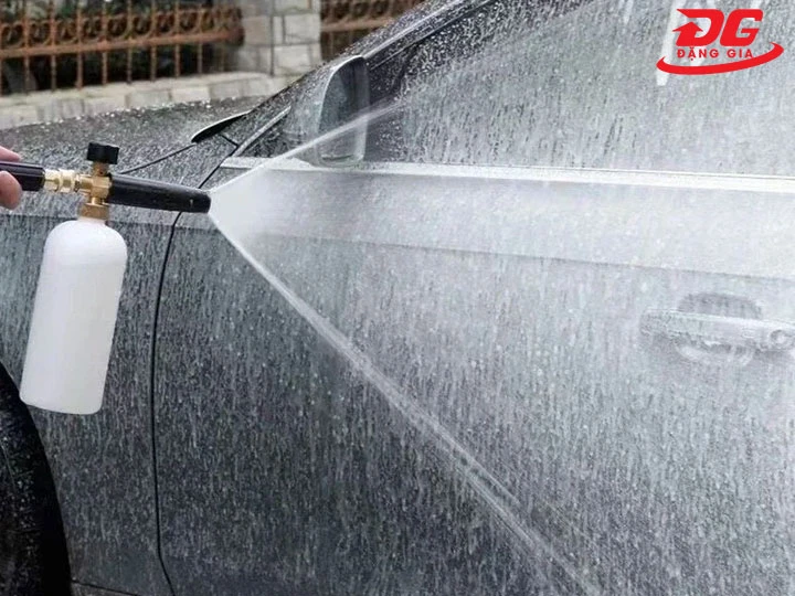 Ứng dụng bình xịt bọt tuyết cầm tay 1 lít