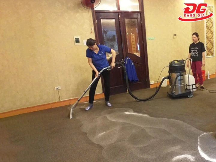 vận hành máy hút bụi thảm văn phòng