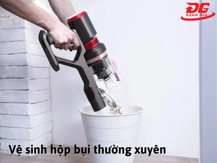 Vệ sinh hộp bụi máy hút bụi lau nhà tốt nhất thường xuyên