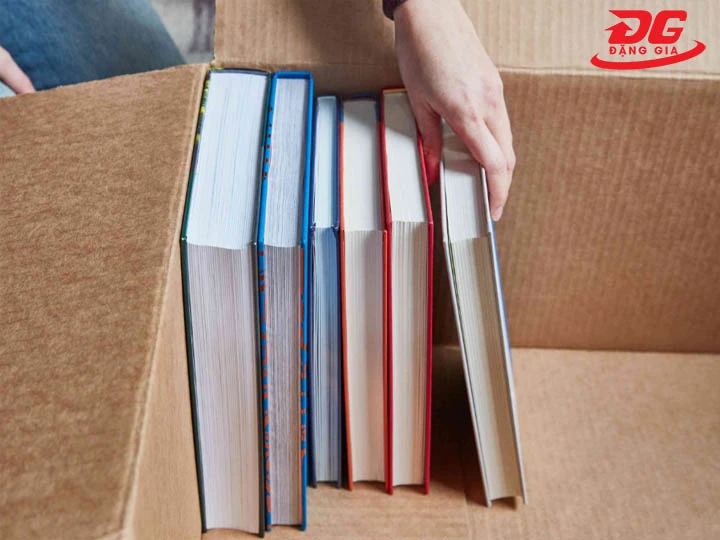 Chừa khoảng cách hợp lý giữa các cuốn sách