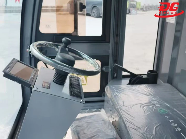 khoang lái xe quét rác Kumisai KMS-S14