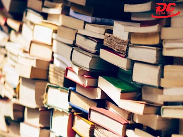 Không đặt vật nặng lên sách