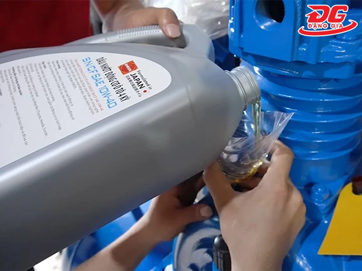 thay dầu máy nén khí