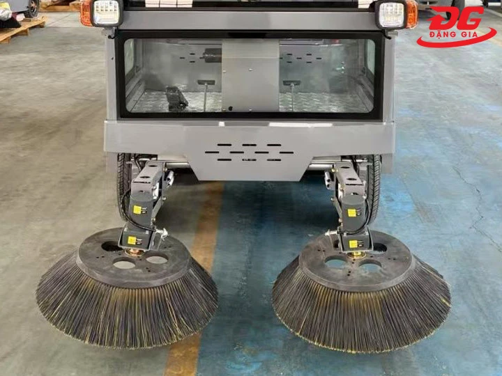 xe quét rác Kumisai KMS-S14 sở hữu chổi bên mạnh mẽ