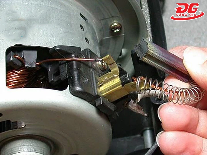 chổi than máy hút bụi bị hỏng