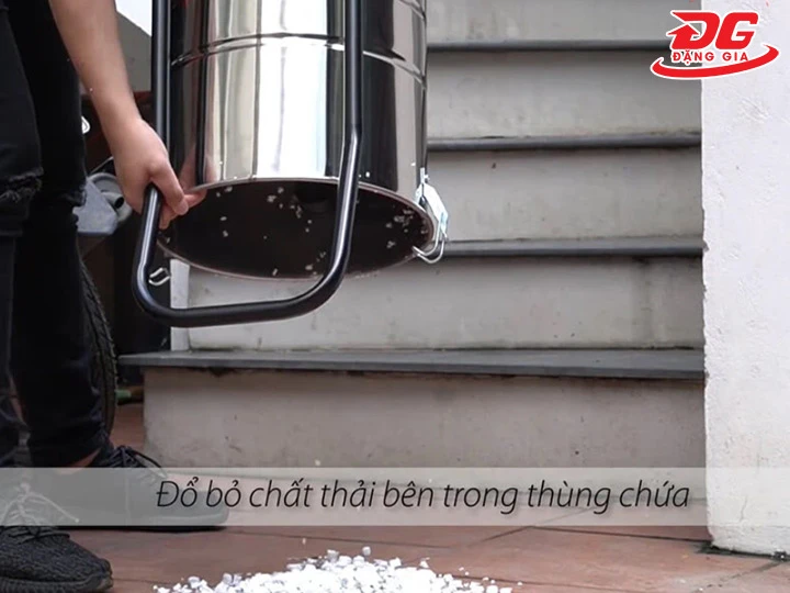 đổ rác trong thùng chứa