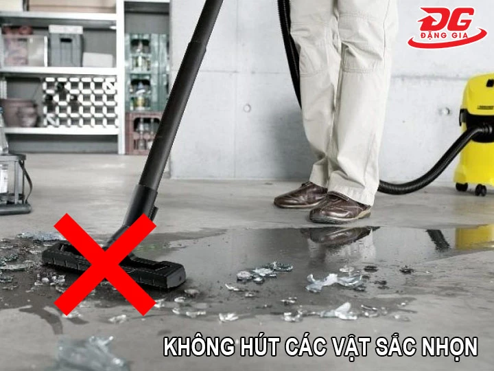 tránh hút các vật sắc nhọn
