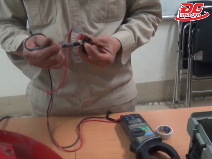 kiểm tra công tắc máy hút bụi