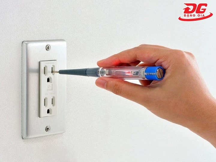 kiểm tra ổ căm điện bằng bút thử điện