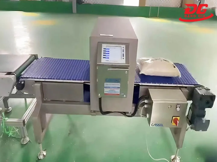 Máy dò kim loại gạo băng tải CASSEL