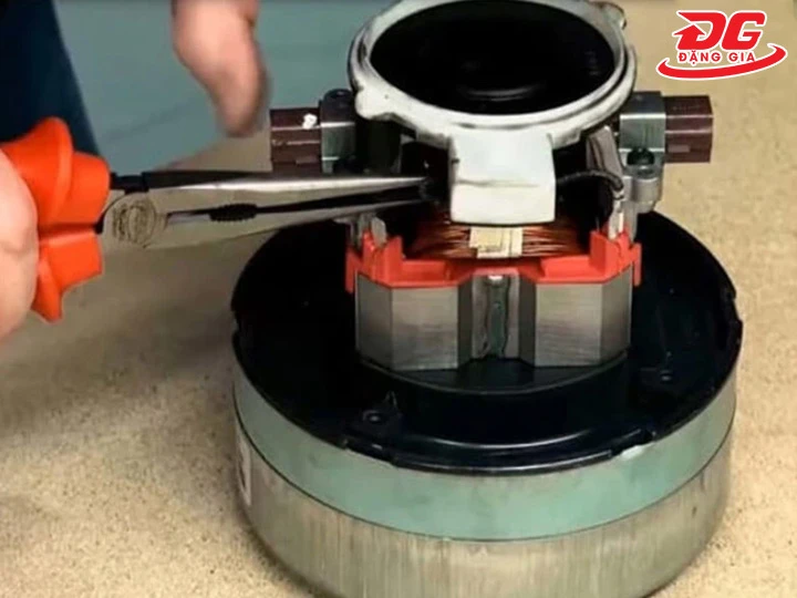 thay chổi than máy hút bụi công nghiệp