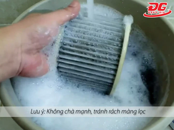 vệ sinh bộ lọc máy hút bụi