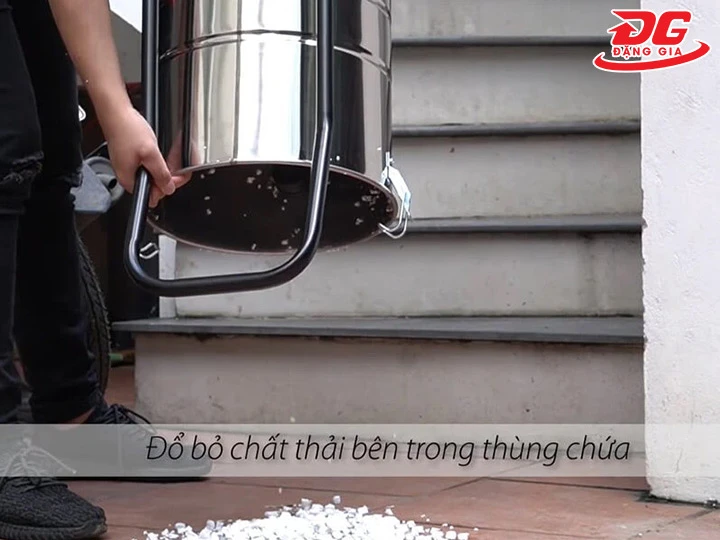 đổ rác thùng chứa bụi