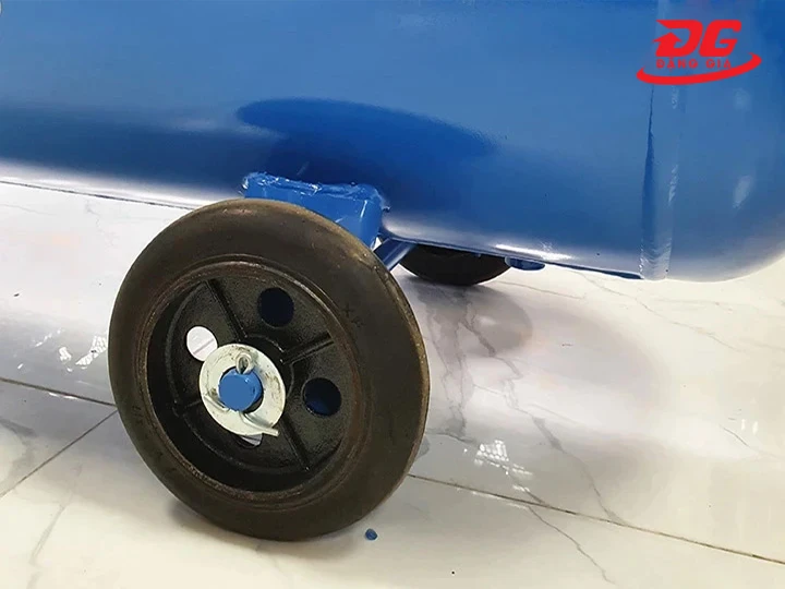 Bánh xe máy nén khí 300 lít linh hoạt