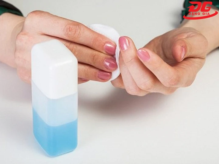 Dùng A-xê-tôn (nước rửa sơn móng tay) tẩy sạch kính nhà tắm