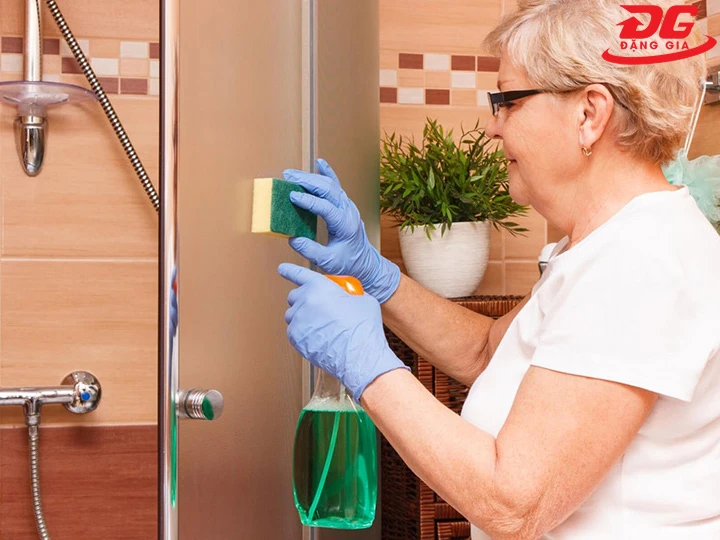 Dùng hóa chất tẩy kính chuyên dụng