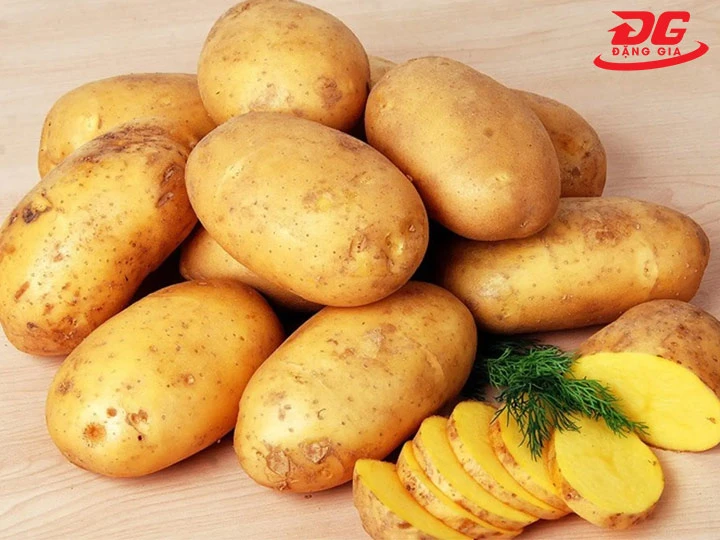 Khoai tây đánh bay vết bẩn trên giày da nữ