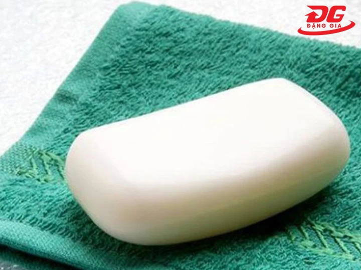 Làm sạch giày da nữ bằng bàn chải mềm + xà phòng dịu nhẹ