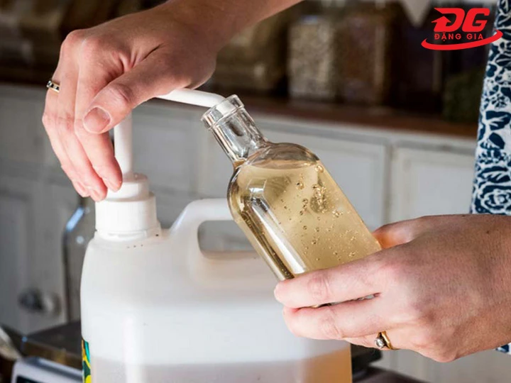 Làm sạch giày da nữ với hỗn hợp giấm và nước