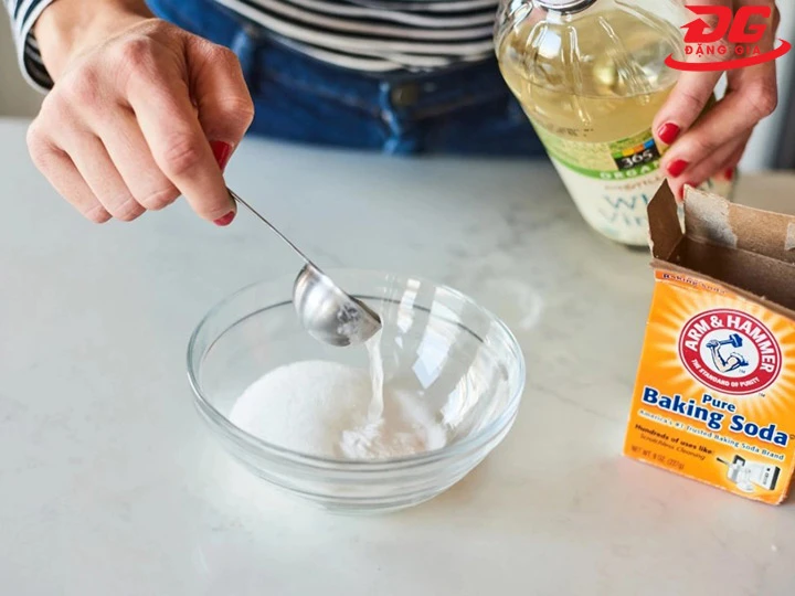 Làm sạch kính trong nhà tắm bằng baking soda + giấm