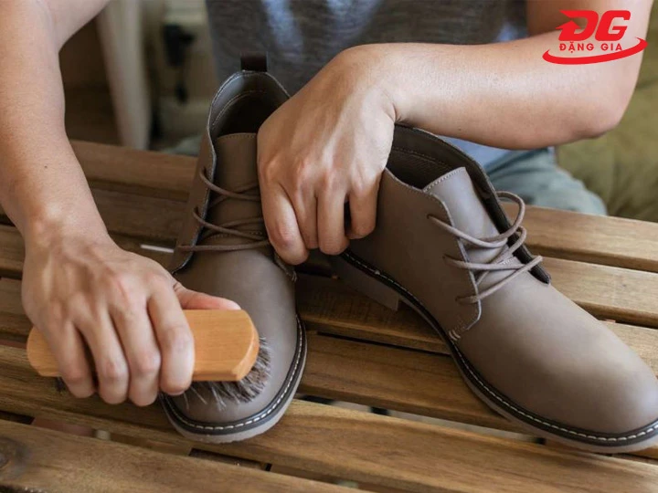 Lưu ý quan trọng khi áp dụng các cách vệ sinh giày da nữ