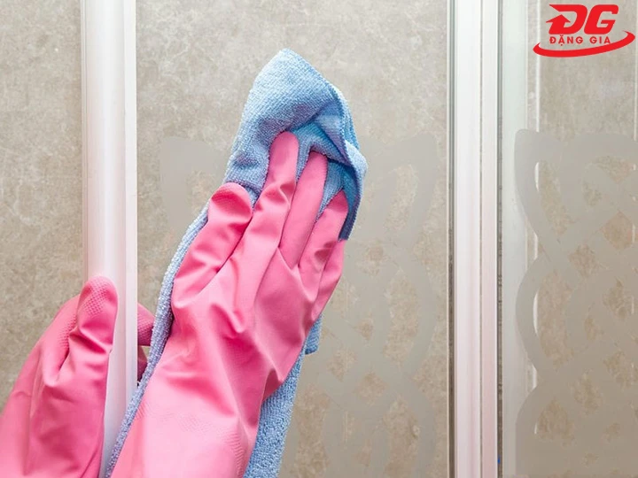 Mẹo giữ kính nhà tắm luôn sạch đẹp, hạn chế bám bẩn