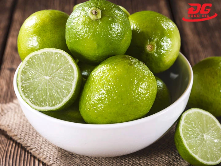 Mẹo vệ sinh giày da nữ bằng chanh tươi