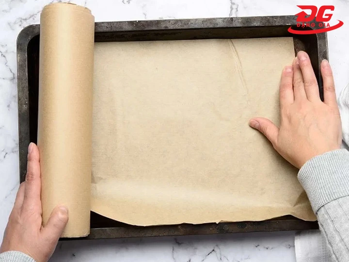 Tận dụng giấy nến làm sạch và đánh bóng giày da