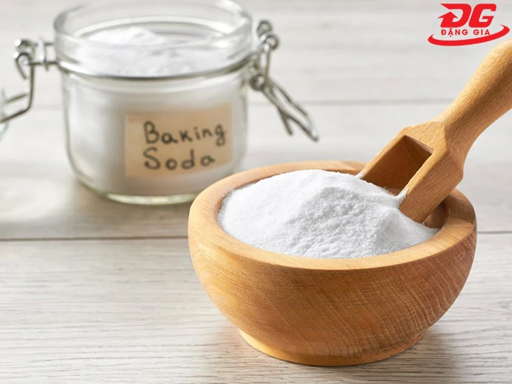 Tẩy sạch kính nhà tắm bằng baking soda + nước