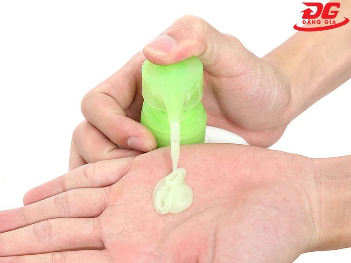 Tẩy sạch kính nhà tắm bằng nước xả vải hoặc dầu gội/sữa tắm loãng