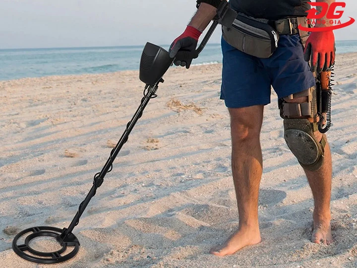 thao tác sử dụng máy dò kim loại của người dùng