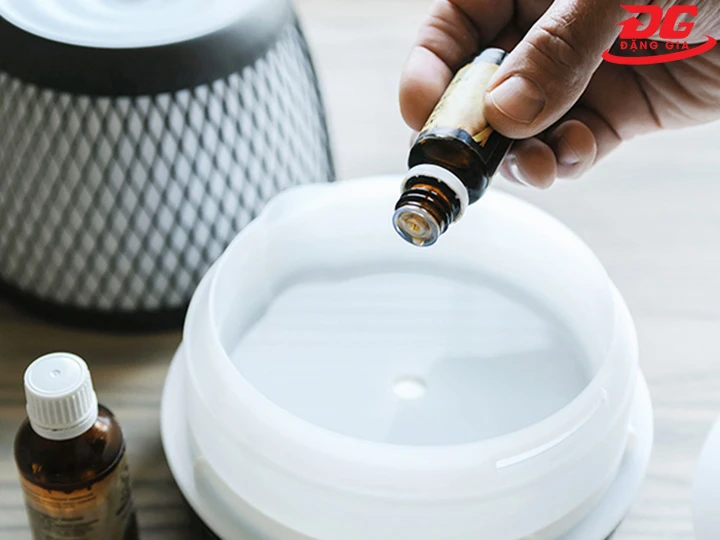 Vệ sinh kính nhà tắm bằng rượu trắng/vodka + tinh dầu bạc hà