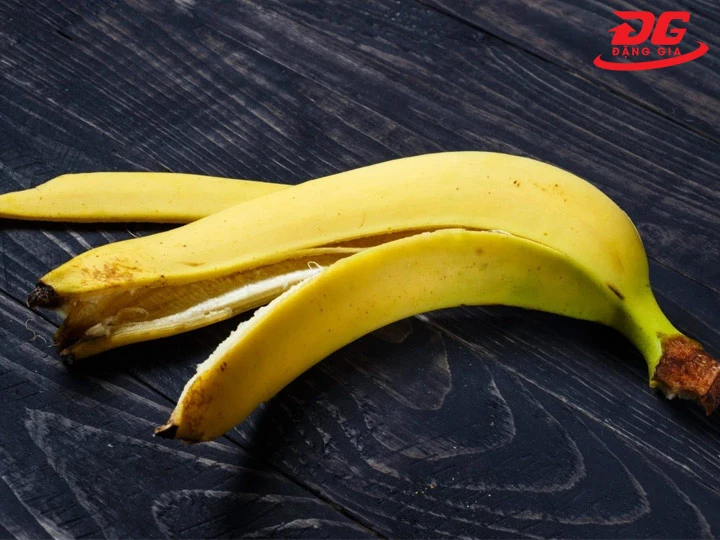 Vỏ chuối giúp làm sạch giày da nữ