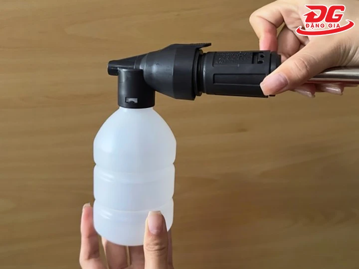 cách lắp Bình xịt bọt tuyết mini 