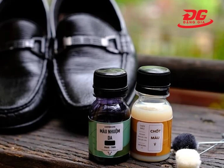 Chuẩn bị dung dịch chuyên dụng nhuộm màu da đen