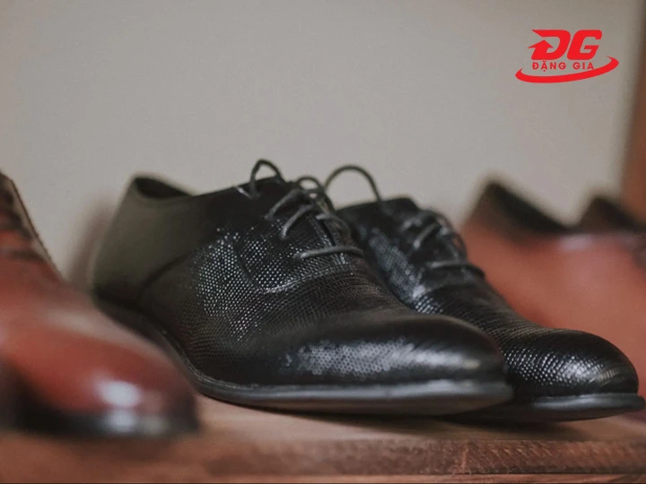 Luôn để giày khô tự nhiên sau khi nhuộm giày da đen