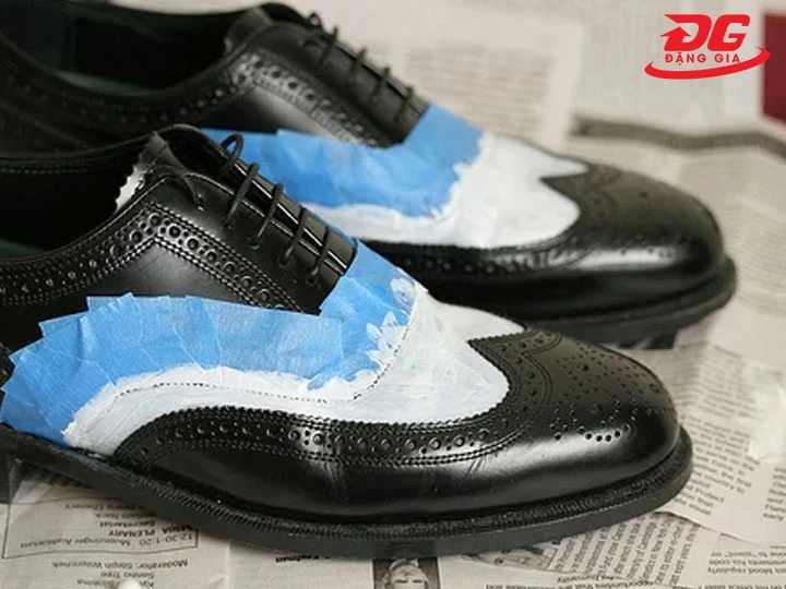 Dùng băng dính giấy dán kín khi nhuộm màu da đen