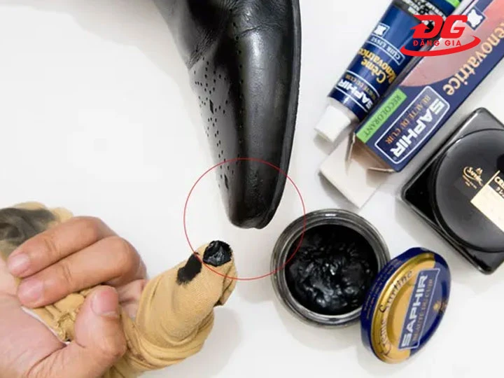 Không dùng thuốc nhuộm thường để nhuộm giày da đen