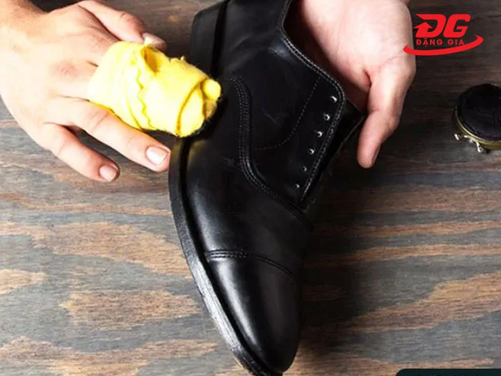 Lau bụi bẩn khi nhuộm màu da đen