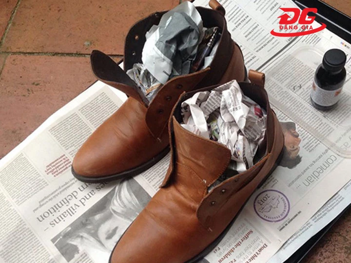 Bạn có thể nhét giấy báo sau khi nhuộm giày da đen