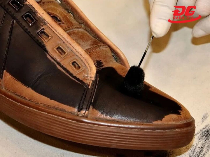 Nhuộm màu da đen khi giày bị bạc màu