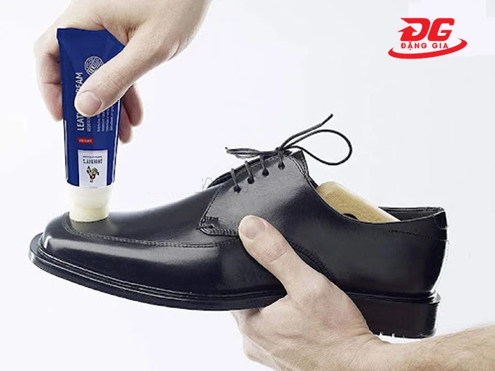 Phủ lớp bảo vệ/xi dưỡng sau nhuộm giày da đen