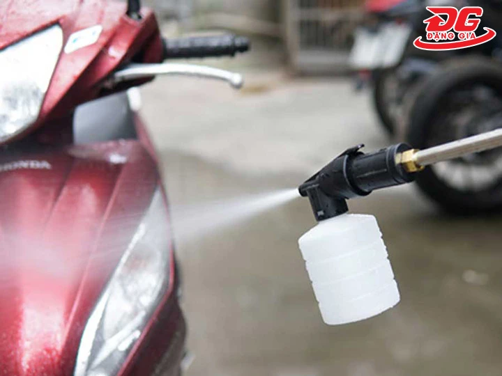 sử dụng Bình xịt bọt tuyết mini